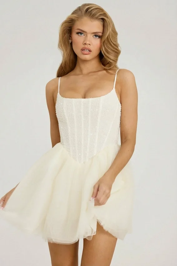 Vestido corto Eugenie con falda de tul y corsé adornado en blanco Vestido corto Eugenie con falda de tul y corsé adornado en blanco
