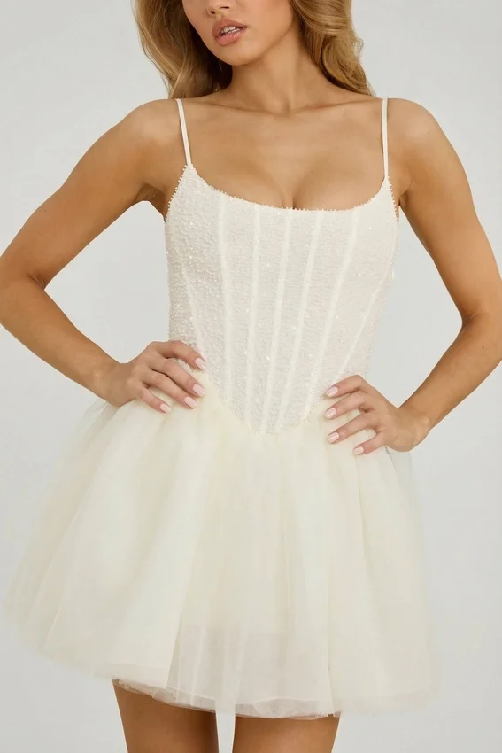 Vestido corto Eugenie con falda de tul y corsé adornado en blanco Vestido corto Eugenie con falda de tul y corsé adornado en blanco