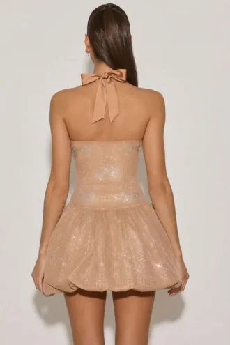 Vestido corto Felicity con cuello halter, adornos y bajo abullonado en color almendra Vestido corto Felicity con cuello halter, adornos y bajo abullonado en color almendra