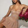 Vestido corto Felicity con cuello halter, adornos y bajo abullonado en color almendra Vestido corto Felicity con cuello halter, adornos y bajo abullonado en color almendra