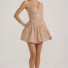 Vestido corto Felicity con cuello halter, adornos y bajo abullonado en color almendra Vestido corto Felicity con cuello halter, adornos y bajo abullonado en color almendra