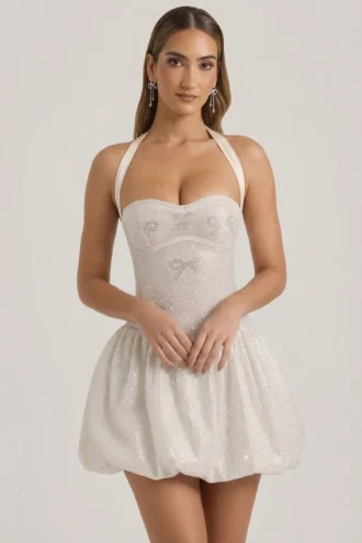 Vestido corto Felicity con cuello halter y bajo abullonado, con adornos, en color marfil Vestido corto Felicity con cuello halter y bajo abullonado, con adornos, en color marfil