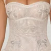 Vestido corto Felicity con cuello halter y bajo abullonado, con adornos, en color marfil Vestido corto Felicity con cuello halter y bajo abullonado, con adornos, en color marfil