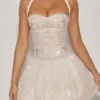 Vestido corto Felicity con cuello halter y bajo abullonado, con adornos, en color marfil Vestido corto Felicity con cuello halter y bajo abullonado, con adornos, en color marfil
