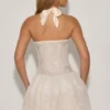 Vestido corto Felicity con cuello halter y bajo abullonado, con adornos, en color marfil Vestido corto Felicity con cuello halter y bajo abullonado, con adornos, en color marfil
