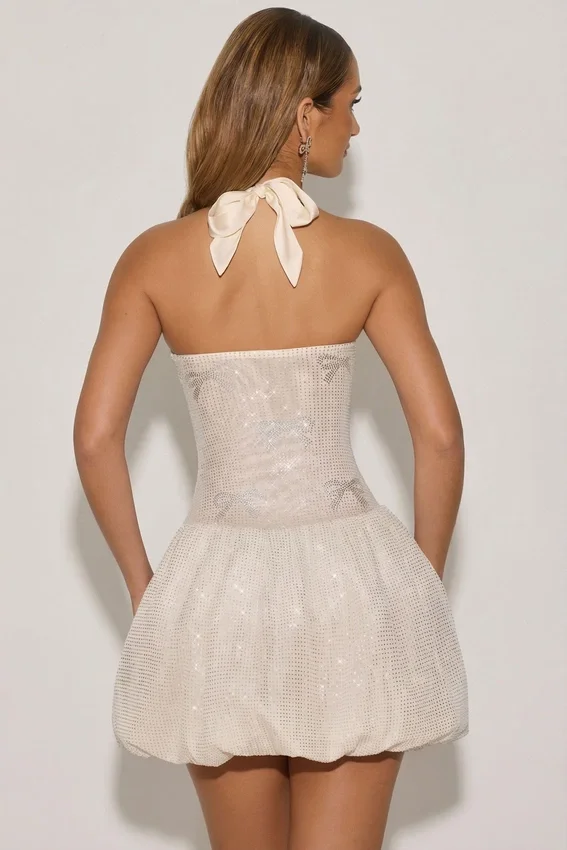 Vestido corto Felicity con cuello halter y bajo abullonado, con adornos, en color marfil Vestido corto Felicity con cuello halter y bajo abullonado, con adornos, en color marfil