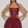 Vestido corto Felicity con cuello halter y bajo abullonado, con adornos, en rojo vino Vestido corto Felicity con cuello halter y bajo abullonado, con adornos, en rojo vino