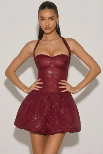 Vestido corto Felicity con cuello halter y bajo abullonado, con adornos, en rojo vino Vestido corto Felicity con cuello halter y bajo abullonado, con adornos, en rojo vino