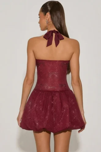Vestido corto Felicity con cuello halter y bajo abullonado, con adornos, en rojo vino Vestido corto Felicity con cuello halter y bajo abullonado, con adornos, en rojo vino