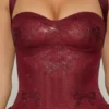 Vestido corto Felicity con cuello halter y bajo abullonado, con adornos, en rojo vino Vestido corto Felicity con cuello halter y bajo abullonado, con adornos, en rojo vino
