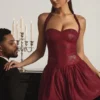 Vestido corto Felicity con cuello halter y bajo abullonado, con adornos, en rojo vino Vestido corto Felicity con cuello halter y bajo abullonado, con adornos, en rojo vino