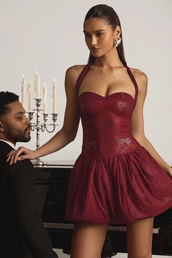Vestido corto Felicity con cuello halter y bajo abullonado, con adornos, en rojo vino Vestido corto Felicity con cuello halter y bajo abullonado, con adornos, en rojo vino