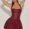 Vestido corto Felicity con cuello halter y bajo abullonado, con adornos, en rojo vino Vestido corto Felicity con cuello halter y bajo abullonado, con adornos, en rojo vino