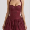 Vestido corto Felicity con cuello halter y bajo abullonado, con adornos, en rojo vino Vestido corto Felicity con cuello halter y bajo abullonado, con adornos, en rojo vino