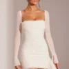 Vestido corto Ferrara de manga larga con cuello vuelto adornado en blanco Vestido corto Ferrara de manga larga con cuello vuelto adornado en blanco