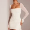 Vestido corto Ferrara de manga larga con cuello vuelto adornado en blanco Vestido corto Ferrara de manga larga con cuello vuelto adornado en blanco