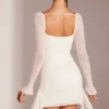 Vestido corto Ferrara de manga larga con cuello vuelto adornado en blanco Vestido corto Ferrara de manga larga con cuello vuelto adornado en blanco