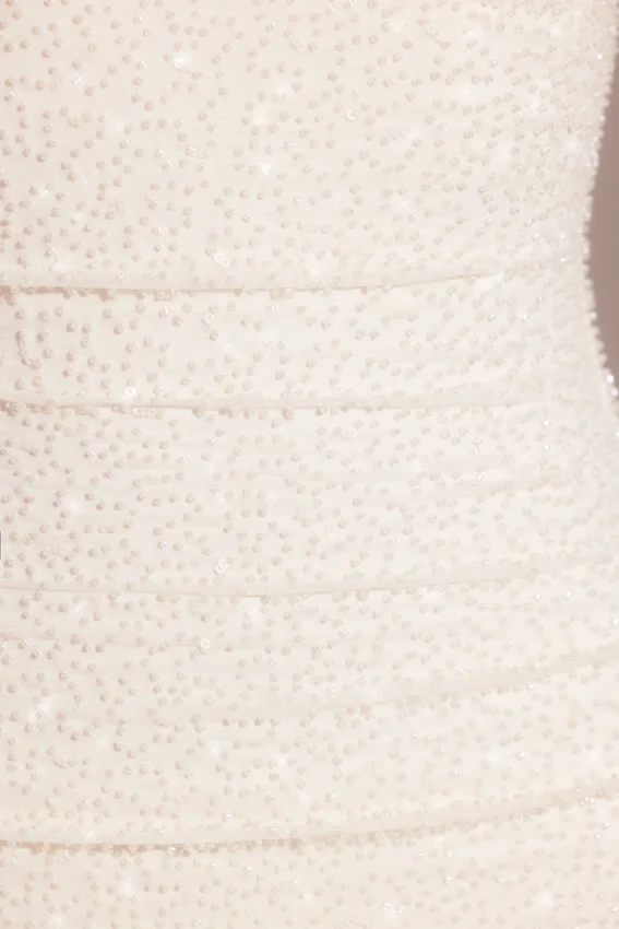 Vestido corto Ferrara de manga larga con cuello vuelto adornado en blanco Vestido corto Ferrara de manga larga con cuello vuelto adornado en blanco