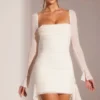 Vestido corto Ferrara de manga larga con cuello vuelto adornado en blanco Vestido corto Ferrara de manga larga con cuello vuelto adornado en blanco