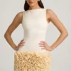 Vestido corto Florrie de satén con apliques florales y espalda abierta en color marfil Vestido corto Florrie de satén con apliques florales y espalda abierta en color marfil