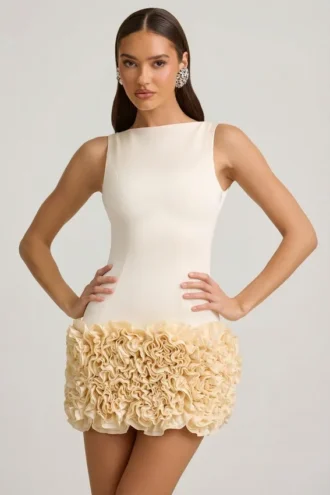 Vestido corto Florrie de satén con apliques florales y espalda abierta en color marfil