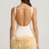 Vestido corto Florrie de satén con apliques florales y espalda abierta en color marfil Vestido corto Florrie de satén con apliques florales y espalda abierta en color marfil