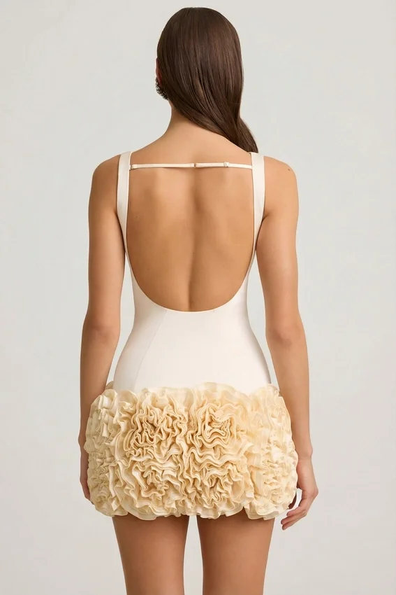 Vestido corto Florrie de satén con apliques florales y espalda abierta en color marfil Vestido corto Florrie de satén con apliques florales y espalda abierta en color marfil