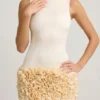 Vestido corto Florrie de satén con apliques florales y espalda abierta en color marfil Vestido corto Florrie de satén con apliques florales y espalda abierta en color marfil