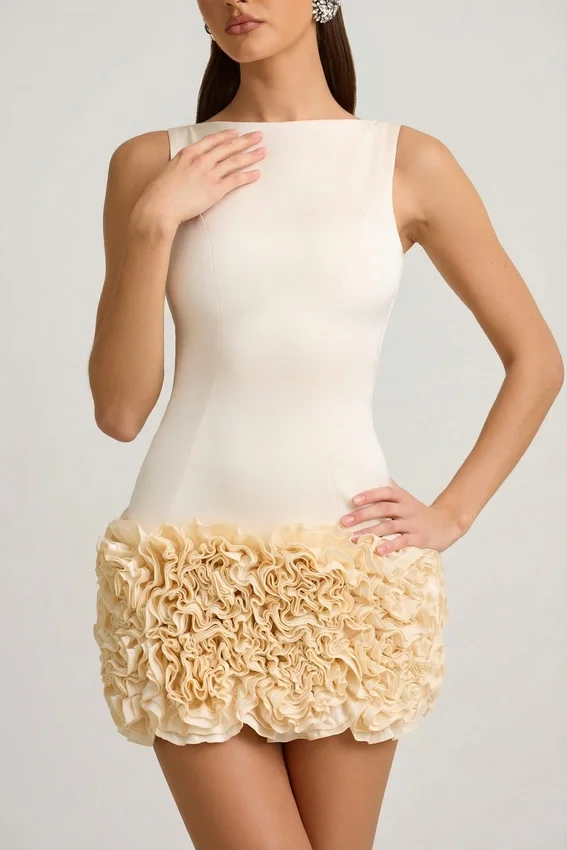 Vestido corto Florrie de satén con apliques florales y espalda abierta en color marfil Vestido corto Florrie de satén con apliques florales y espalda abierta en color marfil