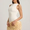 Vestido corto Florrie de satén con apliques florales y espalda abierta en color marfil Vestido corto Florrie de satén con apliques florales y espalda abierta en color marfil
