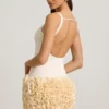 Vestido corto Florrie de satén con apliques florales y espalda abierta en color marfil Vestido corto Florrie de satén con apliques florales y espalda abierta en color marfil