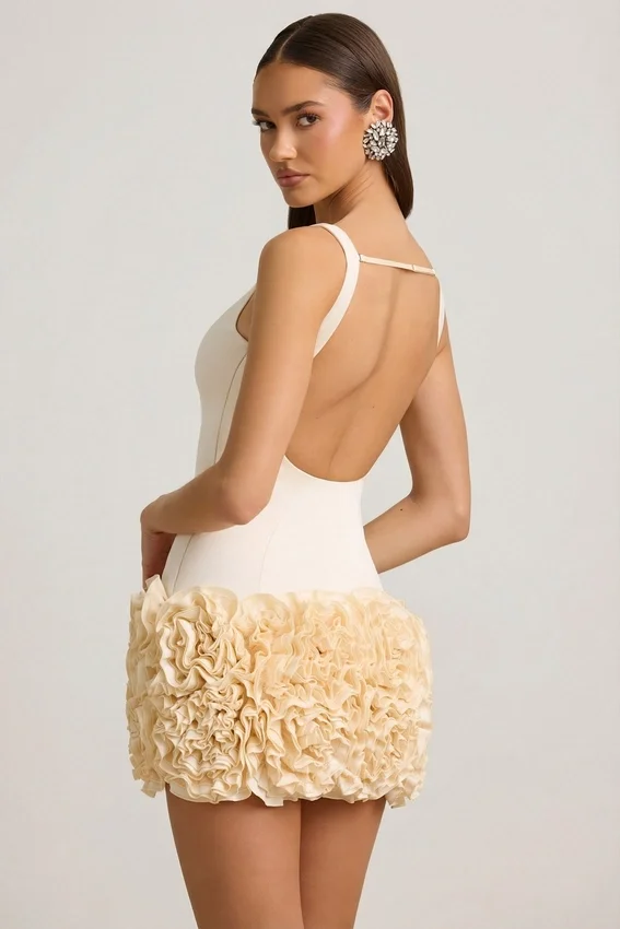 Vestido corto Florrie de satén con apliques florales y espalda abierta en color marfil Vestido corto Florrie de satén con apliques florales y espalda abierta en color marfil