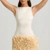 Vestido corto Florrie de satén con apliques florales y espalda abierta en color marfil Vestido corto Florrie de satén con apliques florales y espalda abierta en color marfil