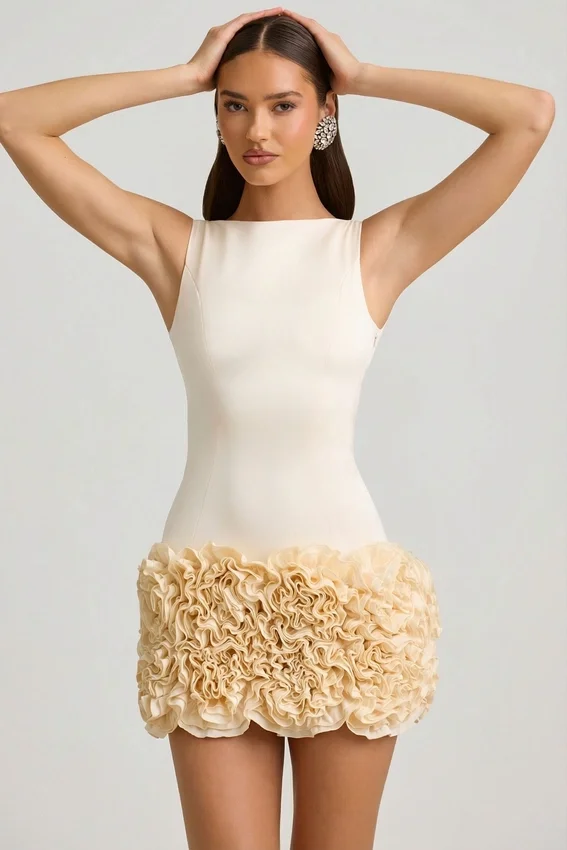 Vestido corto Florrie de satén con apliques florales y espalda abierta en color marfil Vestido corto Florrie de satén con apliques florales y espalda abierta en color marfil
