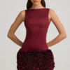 Vestido corto Florrie de satén con apliques florales y espalda abierta en rojo vino Vestido corto Florrie de satén con apliques florales y espalda abierta en rojo vino