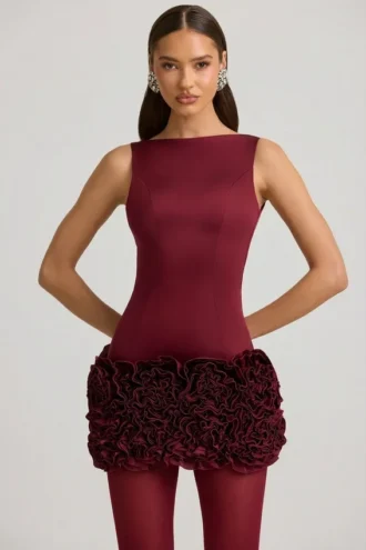 Vestido corto Florrie de satén con apliques florales y espalda abierta en rojo vino