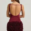 Vestido corto Florrie de satén con apliques florales y espalda abierta en rojo vino Vestido corto Florrie de satén con apliques florales y espalda abierta en rojo vino