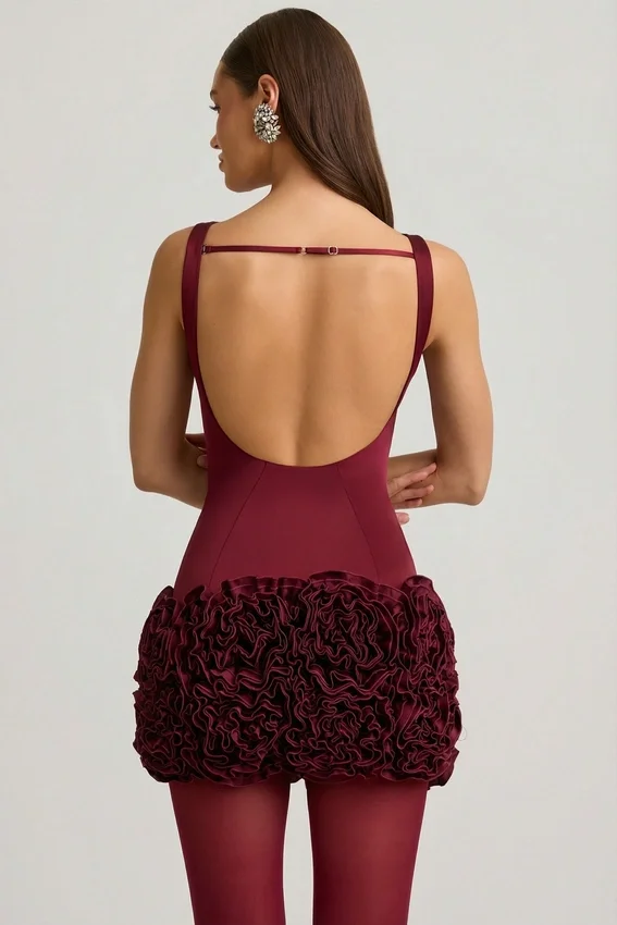 Vestido corto Florrie de satén con apliques florales y espalda abierta en rojo vino Vestido corto Florrie de satén con apliques florales y espalda abierta en rojo vino