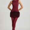 Vestido corto Florrie de satén con apliques florales y espalda abierta en rojo vino Vestido corto Florrie de satén con apliques florales y espalda abierta en rojo vino