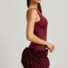 Vestido corto Florrie de satén con apliques florales y espalda abierta en rojo vino Vestido corto Florrie de satén con apliques florales y espalda abierta en rojo vino