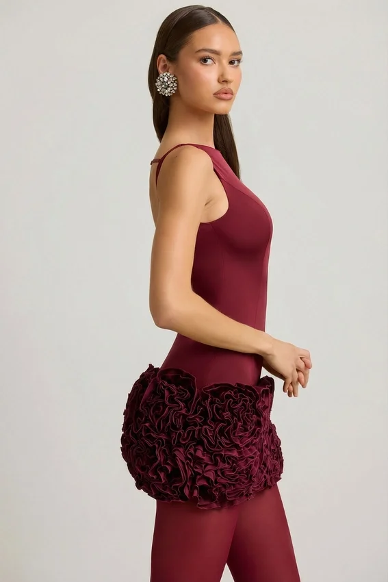 Vestido corto Florrie de satén con apliques florales y espalda abierta en rojo vino Vestido corto Florrie de satén con apliques florales y espalda abierta en rojo vino