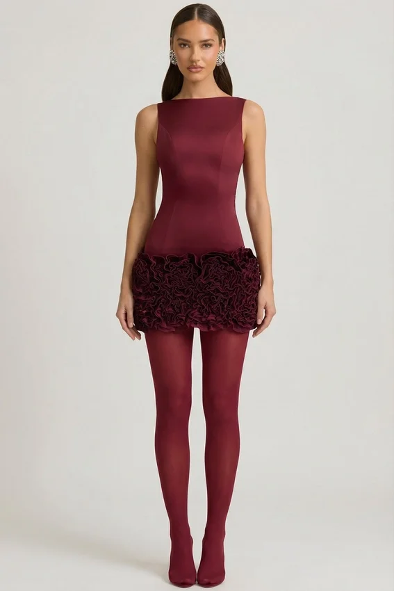 Vestido corto Florrie de satén con apliques florales y espalda abierta en rojo vino Vestido corto Florrie de satén con apliques florales y espalda abierta en rojo vino