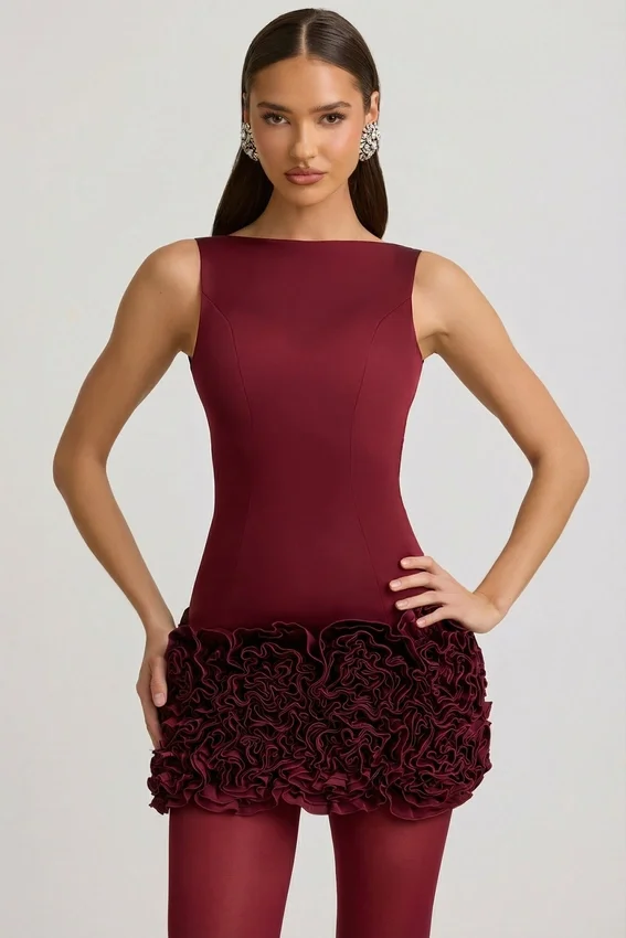 Vestido corto Florrie de satén con apliques florales y espalda abierta en rojo vino Vestido corto Florrie de satén con apliques florales y espalda abierta en rojo vino