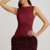 Vestido corto Florrie de satén con apliques florales y espalda abierta en rojo vino Vestido corto Florrie de satén con apliques florales y espalda abierta en rojo vino