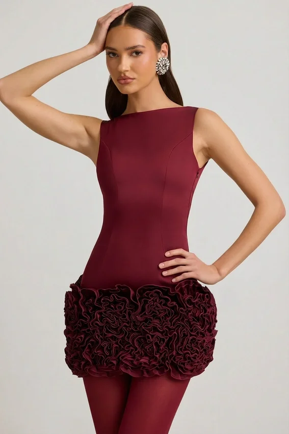 Vestido corto Florrie de satén con apliques florales y espalda abierta en rojo vino Vestido corto Florrie de satén con apliques florales y espalda abierta en rojo vino