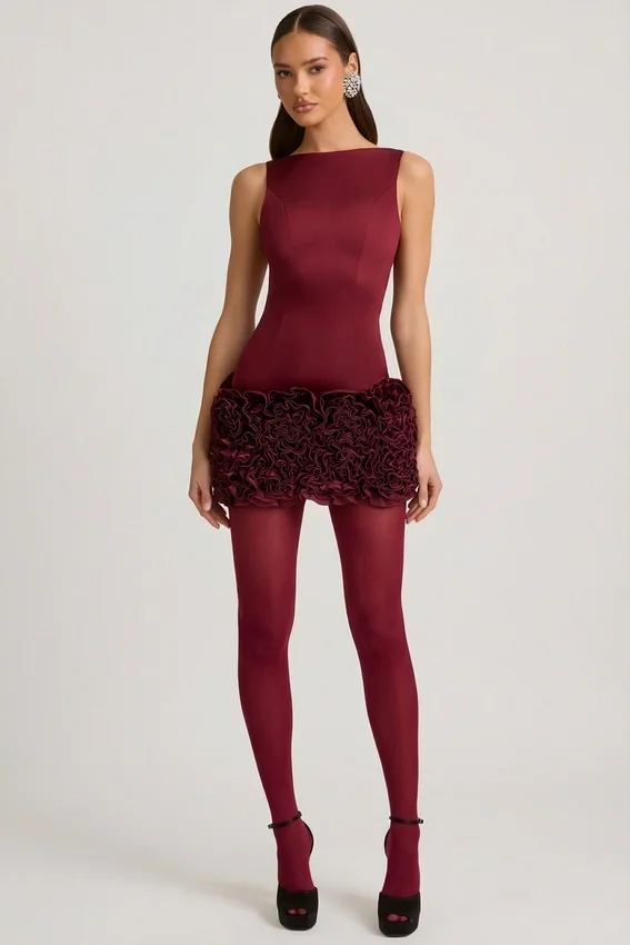 Vestido corto Florrie de satén con apliques florales y espalda abierta en rojo vino Vestido corto Florrie de satén con apliques florales y espalda abierta en rojo vino