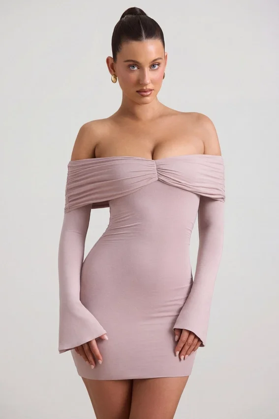 Vestido corto fruncido con hombros descubiertos de mezcla de modal y cachemira de Thais en color topo Vestido corto fruncido con hombros descubiertos de mezcla de modal y cachemira de Thais en color topo
