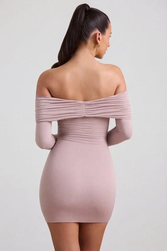 Vestido corto fruncido con hombros descubiertos de mezcla de modal y cachemira de Thais en color topo Vestido corto fruncido con hombros descubiertos de mezcla de modal y cachemira de Thais en color topo