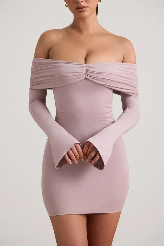 Vestido corto fruncido con hombros descubiertos de mezcla de modal y cachemira de Thais en color topo Vestido corto fruncido con hombros descubiertos de mezcla de modal y cachemira de Thais en color topo