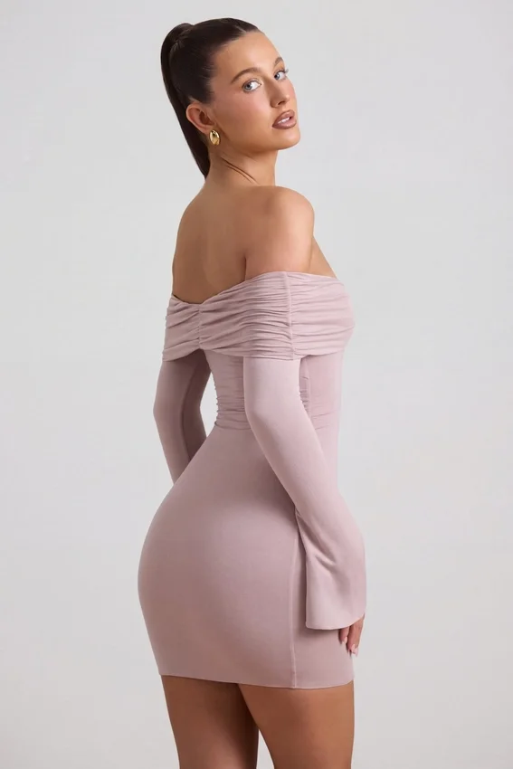 Vestido corto fruncido con hombros descubiertos de mezcla de modal y cachemira de Thais en color topo Vestido corto fruncido con hombros descubiertos de mezcla de modal y cachemira de Thais en color topo